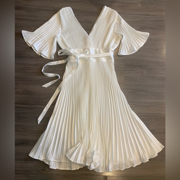 Dresses & Skirts - Stunning pleated dress ⭕️prices firm